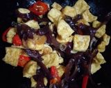 Foto langkah ke 3 dari resep Tumis Tahu Jamur Kecap.
