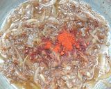 Foto del paso 3 de la receta Chipirones y langostinos con sofrito de tomate
