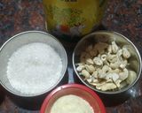 केसरिया सूजी की बर्फी (kesariya suji ki burfi recipe in Hindi) रेसिपी चरण 2 फोटो