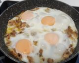 Foto del paso 6 de la receta Huevos estrellados con champiñones al ajillo picantes