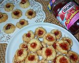 Foto langkah ke 6 dari resep Thumbprint Strawberry Cookies 🍓.
