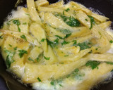 صورة لخطوة 10 من وصفة فريت اوملت بالمعدنوس 🥚🍟☘️