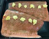 Foto del paso 9 de la receta: Salmón con aderezo de panceta y finas hierbas