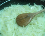 Foto del paso 2 de la receta: Salchichas encebolladas al vino tinto