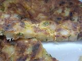 Tortilla de papas con hierbas aromáticas. Chuletas de cerdo