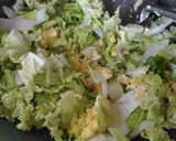 Foto langkah ke 3 dari resep Mie goreng sawi putih praktis.