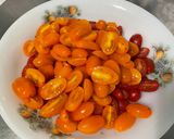 Une image de l'étape 3 de Salade de tomates cerises bicolores à la mozzarella, persil et crème de balsamique.