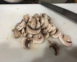 Foto del paso 1 de la receta: Tortilla de berenjena y champiñones