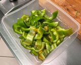 Une image de l'étape 2 de Poivrons grillés marinés au pesto de céleri.