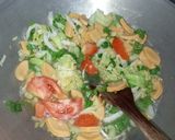 Foto langkah ke 4 dari resep Tumis Sawi Sosis.