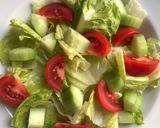 Foto del paso 3 de la receta: Ensalada verde rápida con jitomate, pepino y pechuga de pavo