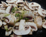 Foto del paso 4 de la receta: Entrecot con salsa confitada sobrasada y champiñones