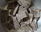 Foto del paso 3 de la receta: Temperado de chocolate con relleno de ate de guayaba