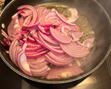 Foto del paso 1 de la receta: Cebolla morada caramelizada al jerez