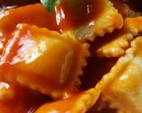 Φωτογραφία βήματος 5 της συνταγής Ravioli με σάλτσα τομάτας, πάστα ελιάς και φρέσκα μυρωδικά