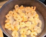 Une image de l'étape 1 de Pâtes sauce blanche avec des crevettes.