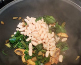 Foto del paso 3 de la receta: Merluza con Alubias Blancas y Salteado de Verdura