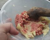 A picture of step 2 of Perkedel Mash Potato.