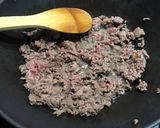 Une image de l'étape 2 de Ramens au bœuf, champignons, tomates, prune et coriandre.
