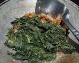 Foto langkah ke 2 dari resep Tumis Daun Singkong Cumi Asin.