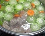 Foto langkah ke 5 dari resep Sup Oyong Wortel Bakso.