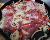 Foto del paso 7 de la receta: Bondiolita en colchón de cebollas con papas