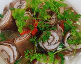 Hình bước làm 5 của món Canh nấm mèo cuộn chả cá