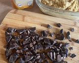 Une image de l'étape 3 de Cookies à la poudre d’amande et à la purée de pommes au chocolat noir.