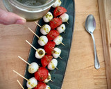 Foto del paso 1 de la receta: Pinchito de mozzarella y sandía con pesto casero de albahaca
