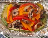 Foto del paso 4 de la receta: Filete de pescado empapelado con champiñones y pimiento morrón