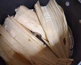 Foto del paso 9 de la receta: Tamales de maseca relleno de costilla de puerco con chile morita
