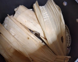 Foto del paso 9 de la receta: Tamales de maseca relleno de costilla de puerco con chile morita