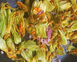 Foto del paso 1 de la receta: Guiso de cáscara de papa y flor de calabaza 🍂🥔