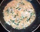 Foto del paso 5 de la receta: Tortilla de canónigos con atún