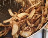 A picture of step 3 of Crispy onions wings.