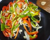 Foto del paso 1 de la receta: Espagueti con verduras, pollo y gambas al teriyaki