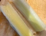 Foto del paso 3 de la receta: Puerros asados con vinagreta de frutos secos