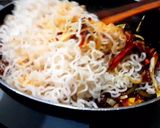 மேகி நூடுல்ஸ்  வித் ஸ்பெஷல் ஸ்பைசி சௌமியன் சாஸ் (maggi noodles with special spicy sauce recipe ரெசிபி ஸ்டேப் 6 புகைப்படம்