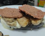 Foto del paso 6 de la receta: "Sándwich" de berenjena🍆, morradela, salchicha y queso🧀🥩🍗