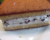 Foto del paso 2 de la receta: Bizcocho con cerezas, chantilly y chocolate