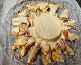 Foto del paso 4 de la receta: Sol de hojaldre con queso y bacon