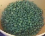 A picture of step 1 of Dry Mushroom Mater Masala.