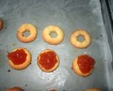 Foto del passaggio 5 della ricetta Biscottini sandwich con confettura