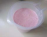 A picture of step 3 of Strawberry and Yogurt Smoothie.