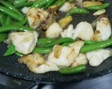 A picture of step 4 of Stir fry Giant Grouper Fish with Sugar Snap Peas 龍躉炒 荷蘭豆.
