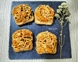 Foto del paso 5 de la receta: Tostas con sofrito de gulas