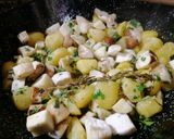 Foto del passaggio 4 della ricetta Padellata di patate e porcini al profumo di aromi