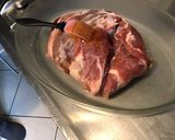 Une image de l'étape 2 de Épaule d'agneau confite au miel et abricot, ail en chemise.