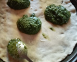 Foto del paso 2 de la receta: Pizza con pesto, queso mantecoso y aceitunas negras