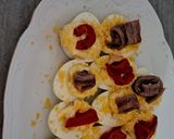 Foto del paso 6 de la receta: Huevos rellenos de atún decorados con anchoa y pimiento rojo